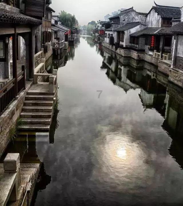 逃离残破的机舱